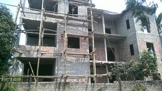 Gia đình ông Nguyễn Cao Được, người có tên trong danh sách hộ nghèo, đang hoàn thiện ngôi nhà ba tầng. 