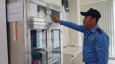 Bảo vệ dán niêm phong các khoa phòng và trang thiết bị y tế tại Bệnh viện Phúc An Khang. Ảnh: Trần Ngoan.