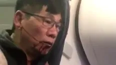 United Airlines tăng mạnh tiền bồi thường khách sau vụ kéo lê David Dao