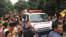 Cụ Kình đã về làng trong sự chào đón của người dân.