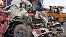 Đầu xe tải biến dạng hoàn toàn sau cú đâm. 
