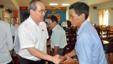 Ông Nguyễn Thiện Nhân tiếp xúc cử tri tại tỉnh Trà Vinh. Ảnh: Văn Minh.