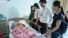 Các thầy cô giáo vào viện thăm em Minh.