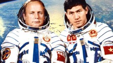 Nhà du hành vũ trụ Viktor Gorbatko cùng nhà du hành vũ trụ đầu tiên của Việt Nam Phạm Tuân trong chuyến bay Soyuz 37.