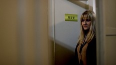 Analia Pasantino để tóc ngang vai xuất hiện trong buổi phỏng vấn. Ảnh: AP