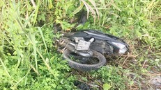 Sau cú tông của ôtô, 3 xe máy hư hỏng phần đuôi, văng xa hơn 2 m. Ảnh: Đại Tân.