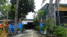 Ngôi nhà (giữa) là nơi xảy ra vụ chồng nhẫn tâm đốt vợ.