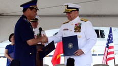 Trung tướng Nguyễn Quang Đạm, Tư lệnh Cảnh sát biển Việt Nam (trái), bắt tay Chuẩn Đô đốc Michael J. Haycock, trợ lý tham mưu trưởng về quân dụng và cán bộ chuyên trách quân dụng Tuần duyên Mỹ trong lễ bàn giao.