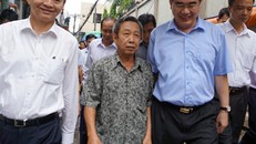 Bí thư Thành ủy Nguyễn Thiện Nhân thị sát "rốn ngập" Nguyễn Hữu Cảnh ở quận Bình Thạnh. Ảnh: Q.A