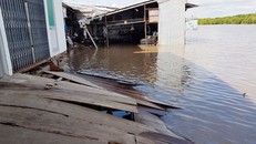  Nhiều căn nhà bị sạt lở một phần phía sau xuống sông. Ảnh: Phúc Hưng.