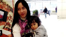 Chị Huyền và con gái.