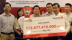  Khách hàng đeo mặt nạ nhận giải Jackpot kỷ lục ngày 31/5.