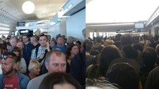 Hành khách được sơ tán khỏi khu vực có hành lý khả nghi. Ảnh: Sun