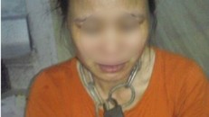 Chị P.T.T bị chồng dùng xích, khóa trói lại.