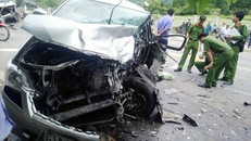  Xe du lịch bị biến dạng phần đầu. Ảnh: NLĐ