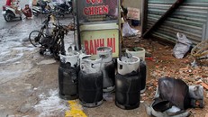  Xe máy bị thiêu rụi, còn các bình gas cháy đen. Ảnh: Phước Tuấn.