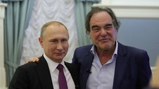 Tổng thống Nga Putin (trái) và đạo diễn Mỹ Oliver Stone. Ảnh: Showtime