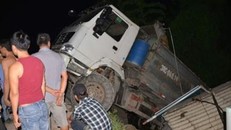 Chiếc xe tải 40 tấn treo lơ lửng.