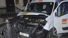  Chiếc xe van được sử dụng trong vụ tấn công trên cầu London. Ảnh: Telegraph