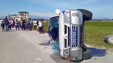 Xe cảnh sát lật nghiêng, vỡ kính sau cuộc truy đuổi 30 km. Ảnh: Đức Hùng
