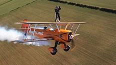  Bà Betty chinh phục bầu trời. Video: Mirror.