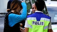 Đoàn Thị Hương được cảnh sát hộ tống đến tòa Sepang hôm 30/5. Ảnh: AFP.