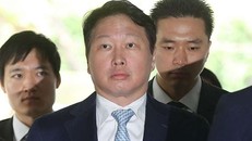 Ông Chey Tae-won xuất hiện tại toà hôm nay. Ảnh: AFP