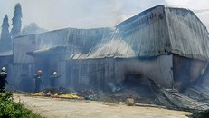 Nhà xưởng rộng gần 1.000 m2 bị cháy. Ảnh: Thanh Châu.