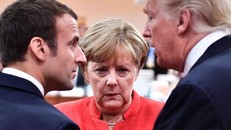Tổng thống Pháp Emmanuel Macron (trái), Thủ tướng Đức Angela Merkel (giữa) và Tổng thống Mỹ Donald Trump trao đổi tại hội nghị G20. Ảnh: AFP.