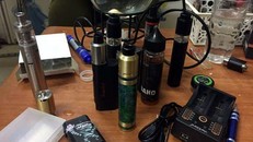 Hàng trăm hộp thuôc lá điện tử lậu bị công an thu giữ.