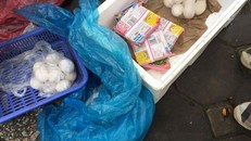 Sau khi tặng cụ bà mỳ tôm, anh Thành Trung bất ngờ được tặng lại một túi trứng nhưng không nhận.