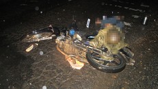 Chiếc áo mưa bị cuốn vào xích xe, khiến cả người ông Vũ bị siết chặt. Ảnh: Công an cung cấp.