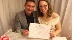  Cô dâu Julie Baum và chú rể Tom Sylvester. Ảnh: PA.