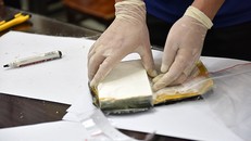  Cảnh sát kiểm tra tang vật.