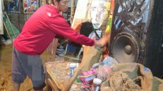 Người dân thôn Cát Cát xã San Sả Hồ huyện Sa Pa tỉnh Lào Cai thu dọn đồ đạc sau khi lũ rút. (Ảnh: Hương Thu/TTXVN)