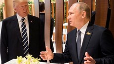 Tổng thống Trump và Tổng thống Putin trò chuyện trong lễ khai mạc Hội nghị Thượng đỉnh G20 tại Hamburg (Đức) hôm 7/7. Ảnh: Reuters
