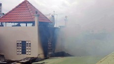  Khói bao trùm căn nhà, nhiều mảng tường cháy đen. Ảnh: Sơn Hòa.