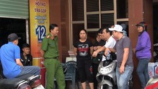 Công an ghi nhận lời kể nhân chứng. Ảnh: Thái Linh.