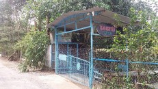  Sau khi xảy ra vụ việc quán cơm lam gà nướng đã tháo bảng hiệu.