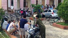 Chiếc xe taxi và những người liên quan được đưa về UBND xã giải quyết