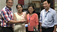 Đại diện siêu thị Co.opmart trao trả viên kim cương cho khách hàng Minh Thiện. Ảnh: Tấn Thanh. 