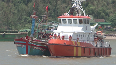 SAR 274 đang lai dắt tàu NA 93362 TS.