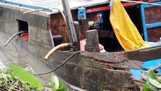  Chiếc ghe của gia đình nạn nhân đã được trục vớt. Ảnh: Nguyệt Triều.