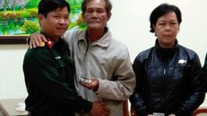  Thượng úy Lê Đăng Linh (trái) trả lại tài sản cho người đánh rơi. Ảnh: Khánh Hương.