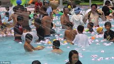 Một số trải nghiệm khác tại công viên gồm các nhân viên ăn mặc như xác ướp đi lang thang khắp nơi, tắm trong bể bơi nước nóng... Ảnh: Ruptly.