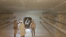 Nhà thầu đã bơm keo epoxy đông cứng để xóa hiện tượng thấm nước tại một số mối nối dầm hộp. Ảnh: Đ.Loan