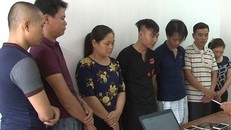 Đinh Văn Tuyên (giữa) và các chủ ghi số lô, đề bị bắt giữ. Ảnh: Công an cung cấp.