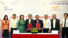  Lãnh đạo Bộ Văn hóa, Thể thao và Du lịch cùng Bộ Thông tin và Truyền thông khẳng định sẽ chỉ đạo TCDL và Bưu điện Việt Nam phối hợp chặt chẽ, sớm triển khai những nội dung trong thỏa thuận hợp tác. Ảnh: Hải Nam.