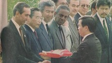 Ông Đỗ Ngọc Sơn trao cờ Việt Nam cho Tổng thư ký ASEAN trong lễ kết nạp năm 1995. Ảnh: NVCC.