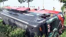 Sau khi húc đuôi ôtô khách phía trước, xe giường nằm lao xuống mương, lật ngang. Ảnh: Long Hồ.